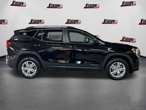 Used 2024 GMC Terrain SLE w/ Driver Convenience Package image 4