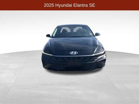 Used 2025 Hyundai Elantra SE image 2