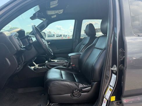 Used 2019 Toyota Tacoma TRD Sport AWD/4WD image 7