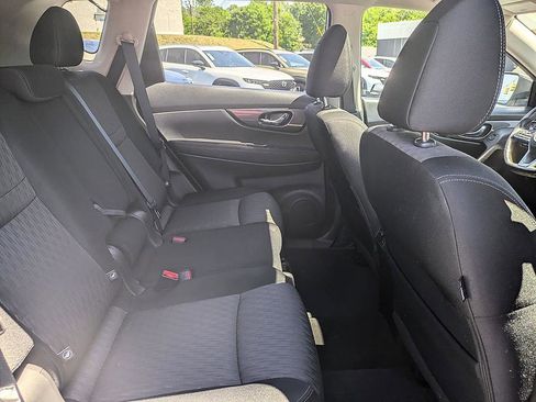 Used 2017 Nissan Rogue SV w/ SV Premium Package image 27