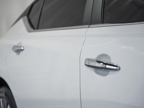 Used 2023 Nissan Altima 2.5 SV AWD/4WD image 18