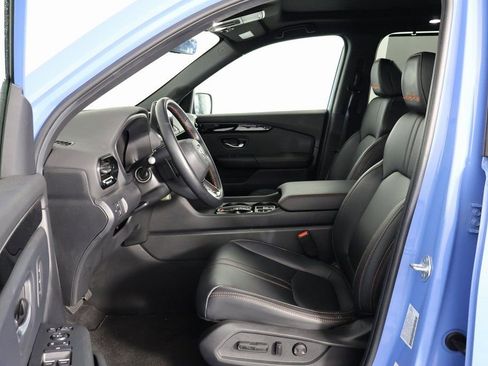 Used 2025 Honda Pilot TrailSport image 10