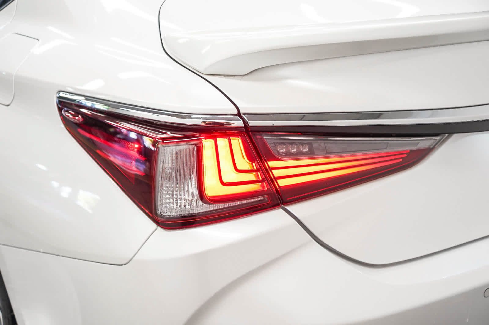 Used 2024 Lexus ES 300h w/ Premium Package FWD image 9