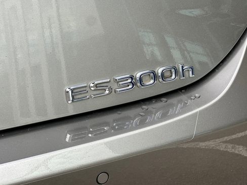 Used 2020 Lexus ES 300h w/ Luxury Package image 26