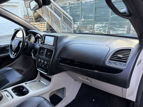 Used 2018 Dodge Grand Caravan SXT FWD image 25