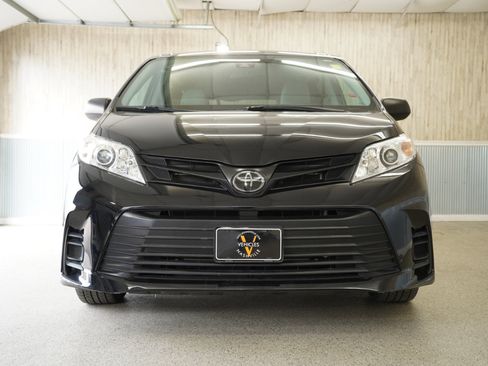 Used 2020 Toyota Sienna L image 2