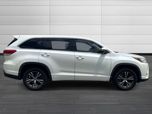 Used 2018 Toyota Highlander LE FWD image 3