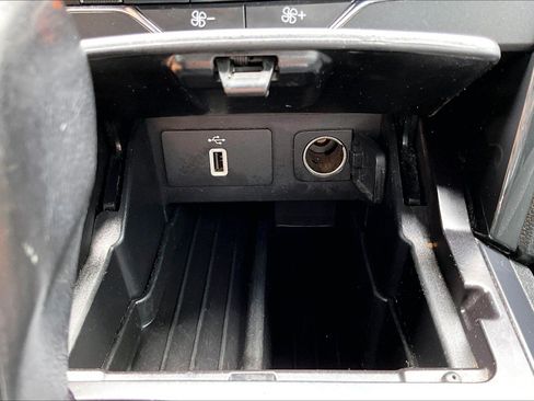Used 2018 Ford Explorer XLT w/ Equipment Group 201A AWD/4WD image 32