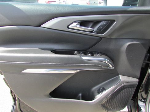 Used 2025 Chevrolet Traverse LT FWD image 16