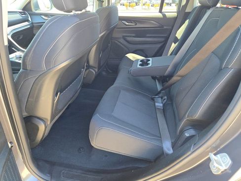 Used 2023 Jeep Grand Cherokee Laredo AWD/4WD image 16