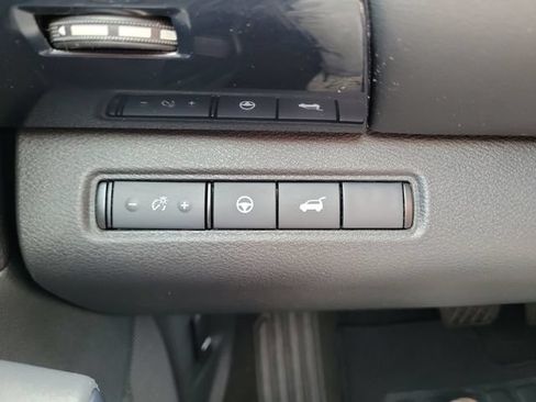 Certified 2025 Nissan Pathfinder SV FWD image 23