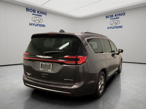Used 2023 Chrysler Pacifica Limited FWD image 5