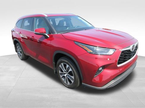 Used 2022 Toyota Highlander XLE AWD/4WD image 7