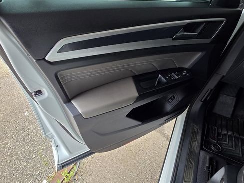 Used 2021 Volkswagen Atlas Cross Sport SE w/ Panoramic Sunroof Package FWD image 33