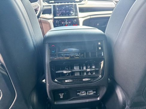 Used 2022 Jeep Grand Cherokee L Laredo image 20