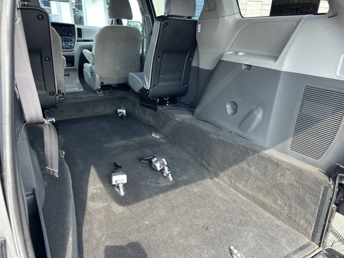 Used 2020 Toyota Sienna L FWD image 6