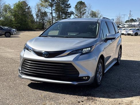 Used 2025 Toyota Sienna XLE image 7