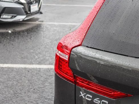 Used 2020 Volvo XC60 T5 Momentum w/ Protection Package Premier image 8