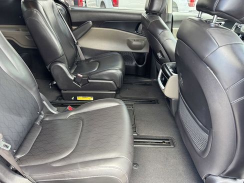 Used 2025 Kia Carnival FWD image 10