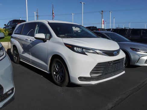 Certified 2024 Toyota Sienna LE AWD/4WD image 2