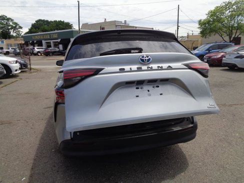 Used 2021 Toyota Sienna XLE FWD image 36