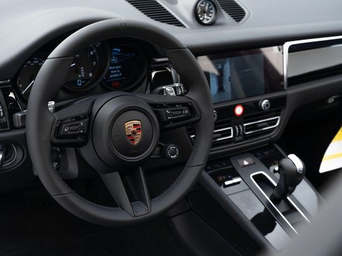 Certified 2025 Porsche Macan AWD/4WD image 20