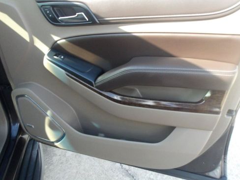 Used 2016 Chevrolet Suburban LT RWD image 9
