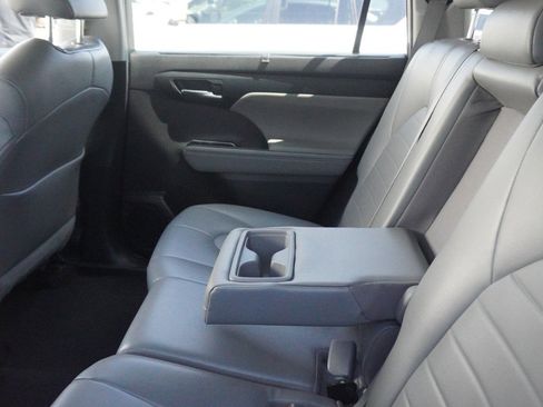 Used 2022 Toyota Highlander XLE FWD image 10