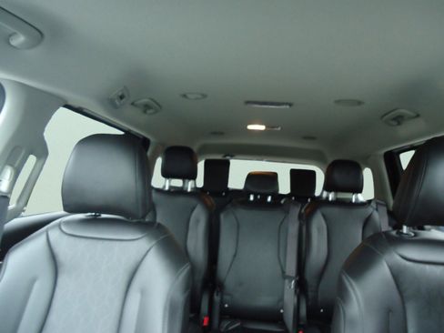 Used 2025 Kia Carnival FWD image 29