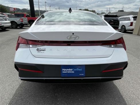 Used 2024 Hyundai Elantra SEL image 3
