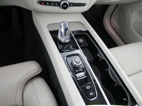 Used 2019 Volvo XC60 T8 Inscription w/ Advanced Package image 24