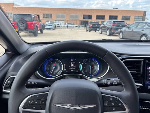 Used 2025 Chrysler Pacifica Select FWD image 36