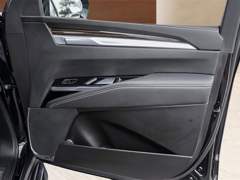 Certified 2025 Cadillac Escalade ESV Premium Luxury image 34