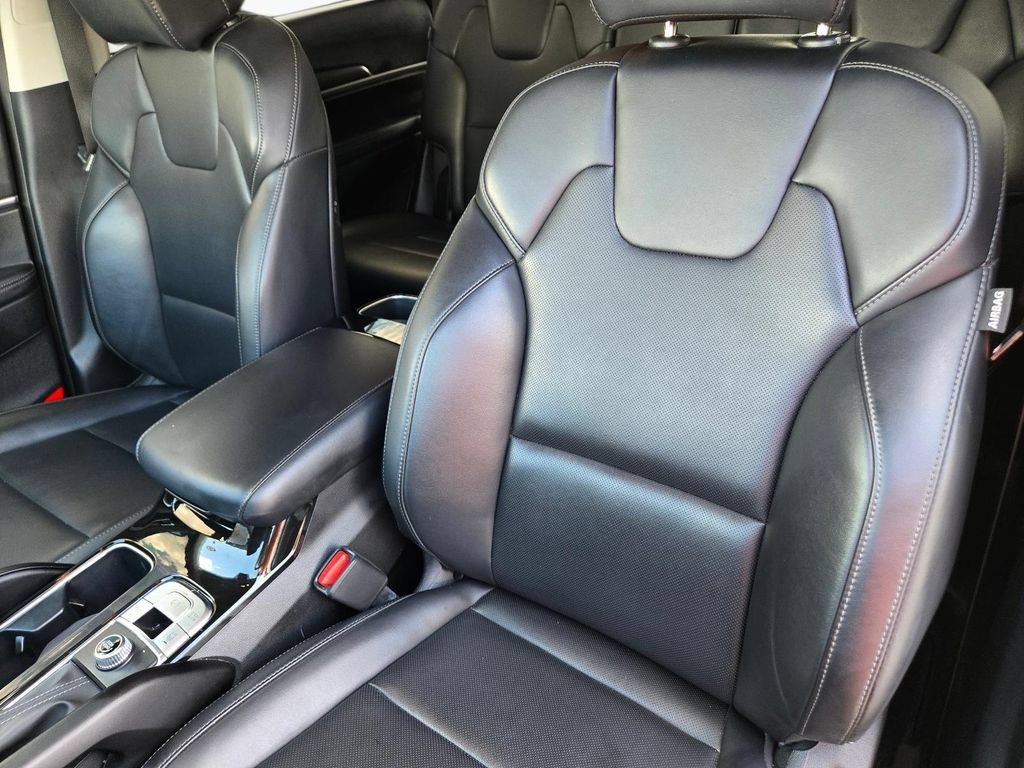 Used 2025 Kia Telluride LX FWD image 16