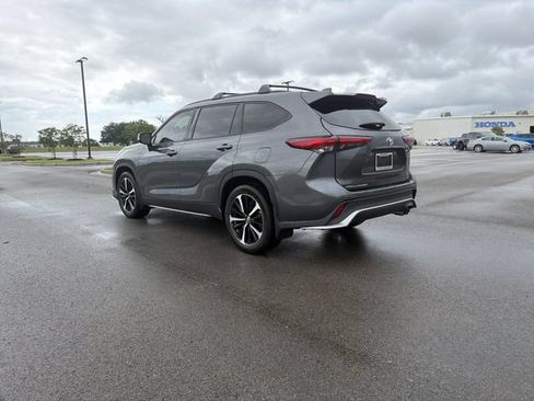 Used 2021 Toyota Highlander XSE FWD image 3