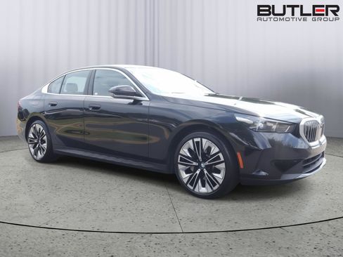 Used 2025 BMW 530i xDrive w/ Premium Package AWD/4WD image 8