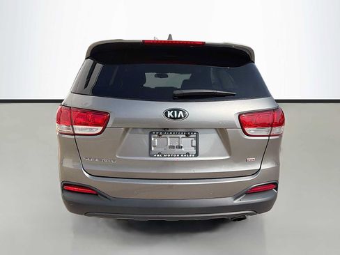 Used 2016 Kia Sorento AWD w/ LX Convenience Package image 4