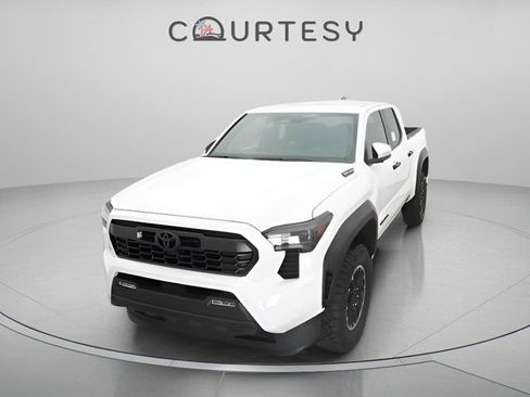Certified 2025 Toyota Tacoma TRD Off-Road AWD/4WD image 1