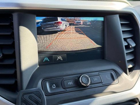 Used 2018 GMC Acadia SLE image 19