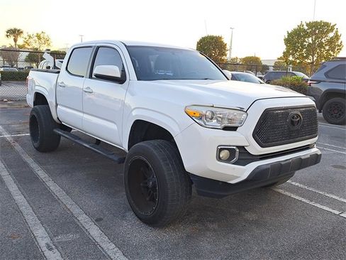Used 2017 Toyota Tacoma SR image 3