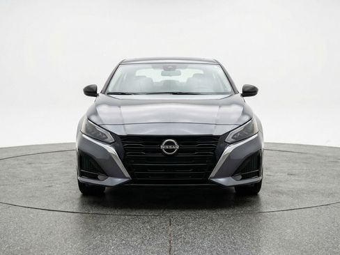 Used 2025 Nissan Altima 2.5 SV FWD image 2