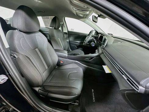 Certified 2025 Hyundai Elantra SE FWD image 30