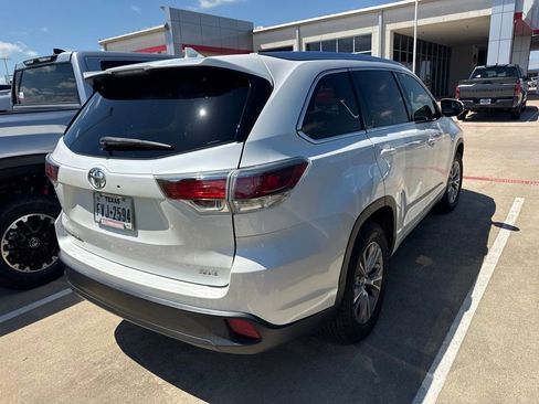 Used 2015 Toyota Highlander XLE FWD image 2