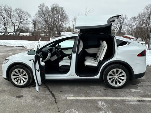 Used 2019 Tesla Model X 75D image 9