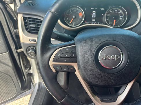 Used 2017 Jeep Cherokee Limited AWD/4WD image 8