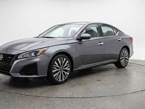 Used 2025 Nissan Altima 2.5 SV FWD image 3