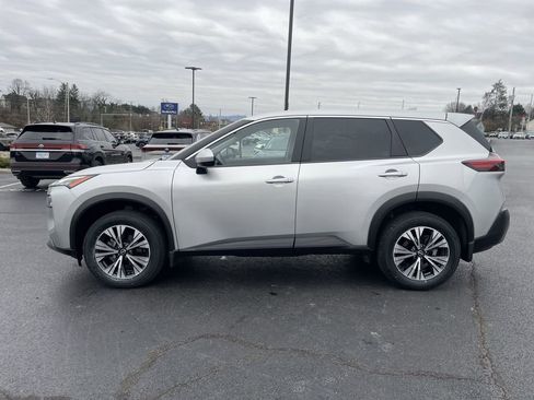 Used 2023 Nissan Rogue SV image 3