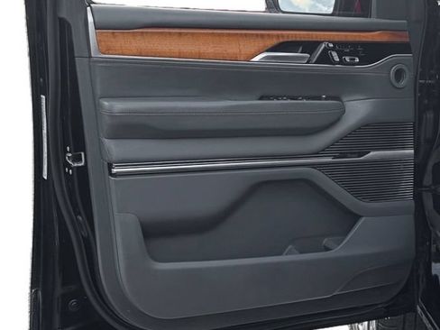 Used 2022 Jeep Grand Wagoneer Series III AWD/4WD image 14