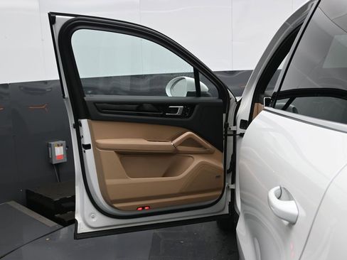 Certified 2021 Porsche Cayenne S image 8