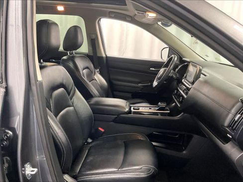 Used 2022 Nissan Pathfinder SV w/ SV Premium Package image 11